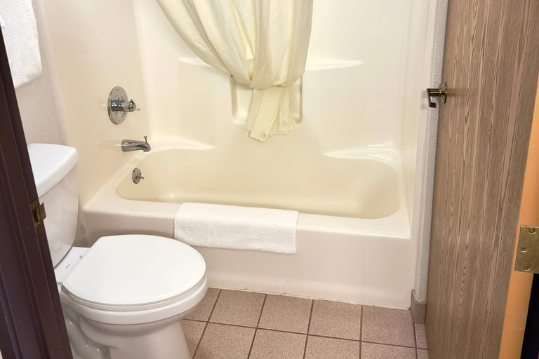 Bathroom 4, Quality Inn East Liverpool, Columbiana