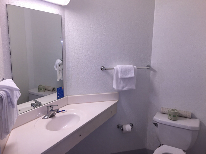 Bathroom 4, Motel 6 Junction City, KS, Geary