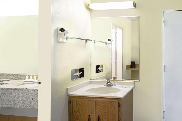 Bathroom 4, Howard Johnson by Wyndham Newburgh/West Point, Orange