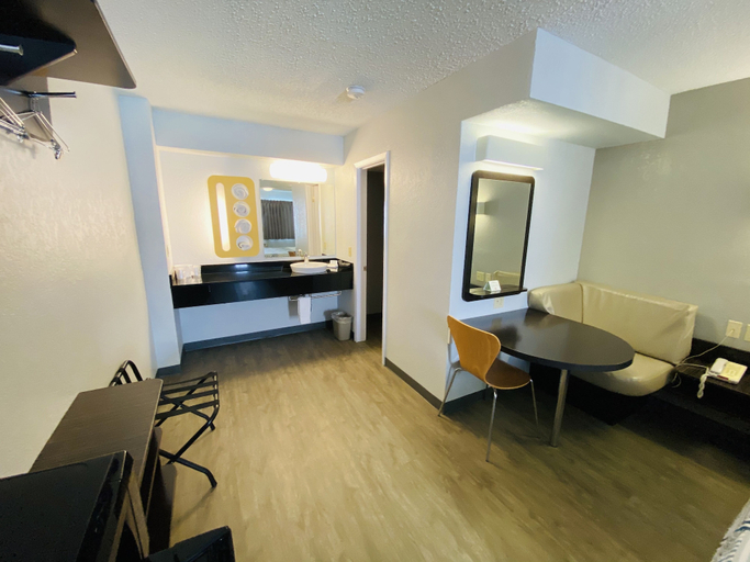 Others 5, Motel 6 Boerne, TX, Kendall