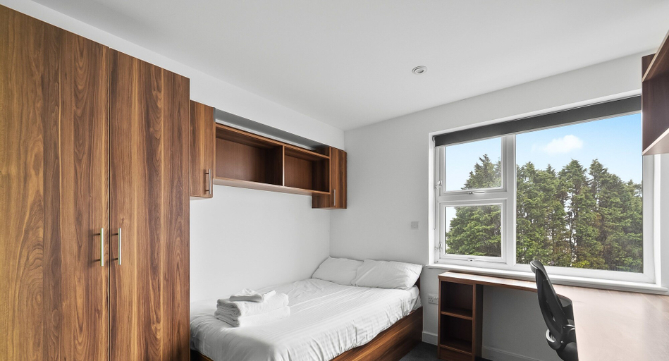 Others 4, 8 Bed Apartment @ Derriford Stays by Pureserviced, Plymouth