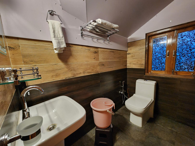Bathroom 5, Hotel Ranveer Palace, Shimla