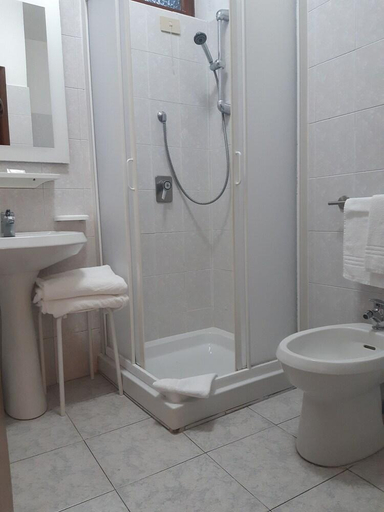 Bathroom 3, Hotel Due Gemelli, La Spezia