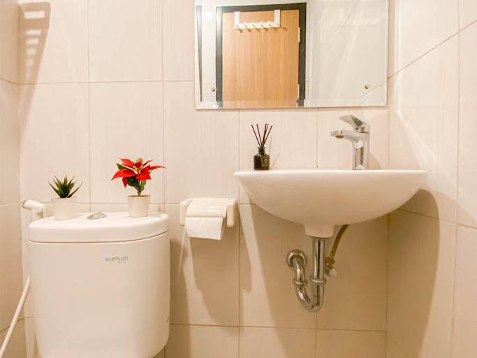 Bathroom 5, Warm Minimalist Studio Apartment Monroe Tower By Travelio, Cikarang