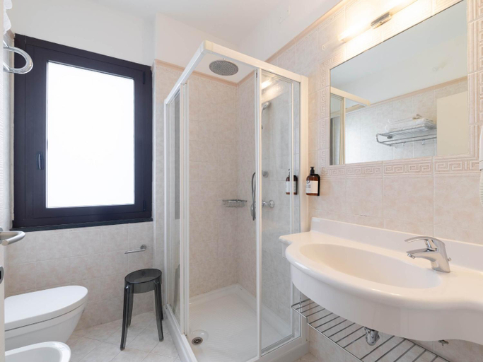 Bathroom 3, Hotel Riviera Panoramic Green Resort, Brescia