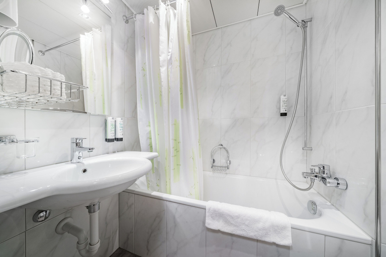 Bathroom 10