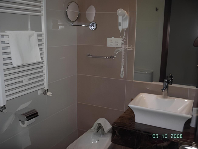 Bathroom 4, Hotel Apartamentos Don Juan I, Madrid
