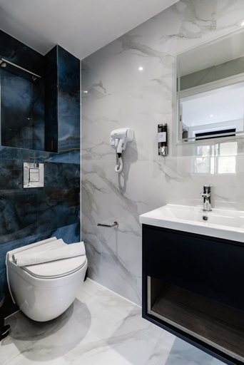 Bathroom 3, Upper Berkeley Hotel, London