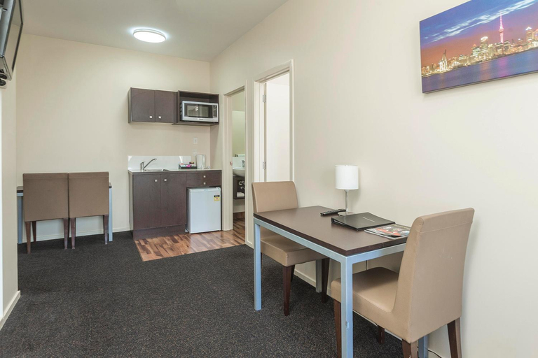 Others 5, 540 on Great South Motel, Waitakere