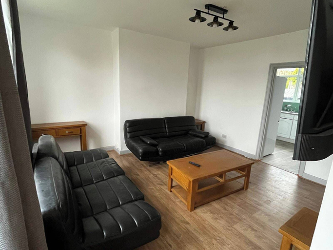 Living area 2, 3 Bed House Sleeps 5 - Free Parking - Tv & Wifi, Sheffield