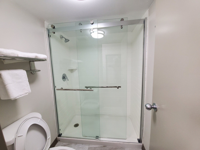 Bathroom 4, Quality Inn Panama City North, Bay