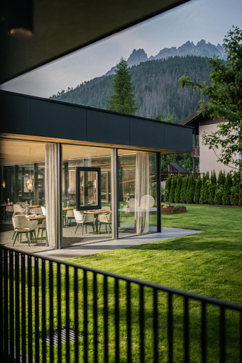 Exterior & Views