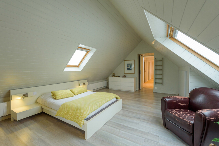 Room 2, Peaceful Holiday Home in Plouguin With Indoor Pool, Finistère