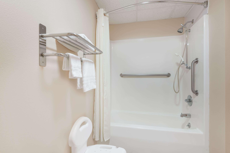 Bathroom 4, Super 8 by Wyndham Mt. Carmel IL, Wabash