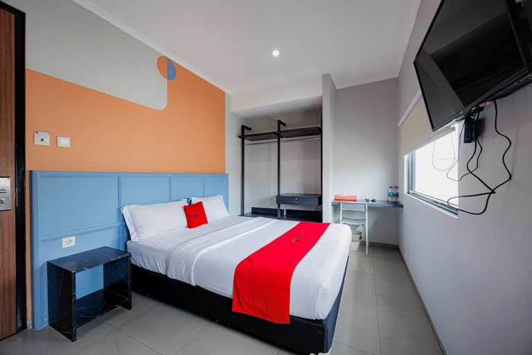 Bedroom 1, RedDoorz Plus near Radio Dalam 3, South Jakarta