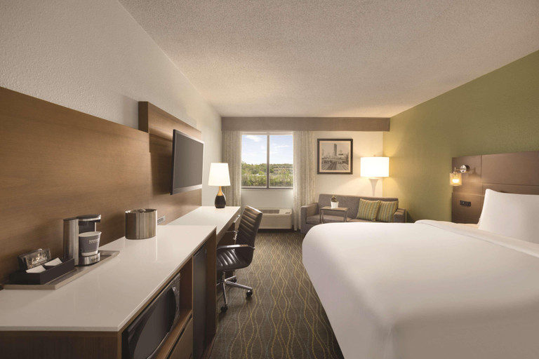 Bedroom 3, Radisson Hotel Grand Rapids Riverfront, Kent