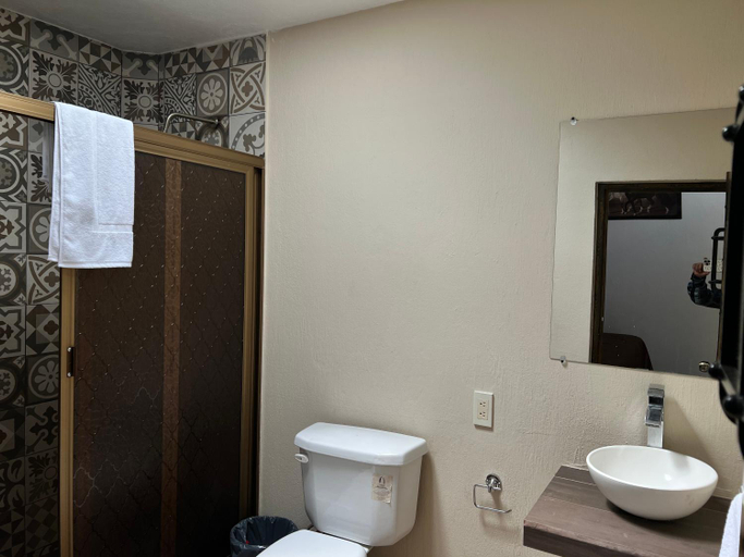 Bathroom 2, Hotel Paris inn, Marcos Castellanos