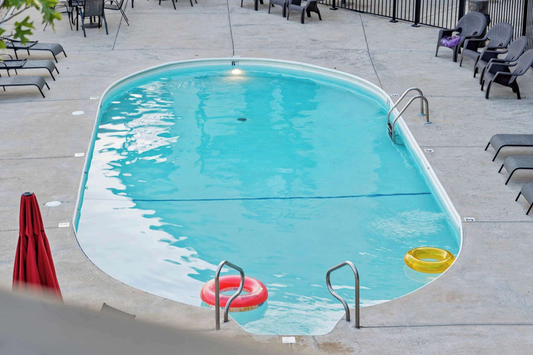 Sport & Beauty, Sunset View at Anchors Point Lakefront Stay for 8 w/ Private Balcony, Stone
