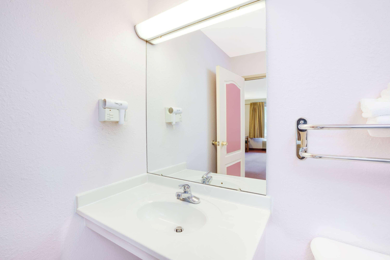 Bathroom, Super 8 by Wyndham Brooklyn, Jackson