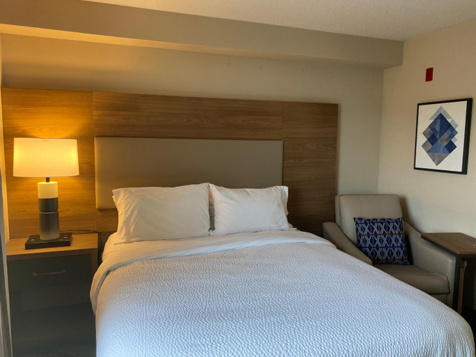 Bedroom 3, Candlewood Suites Harrisburg By IHG, Dauphin