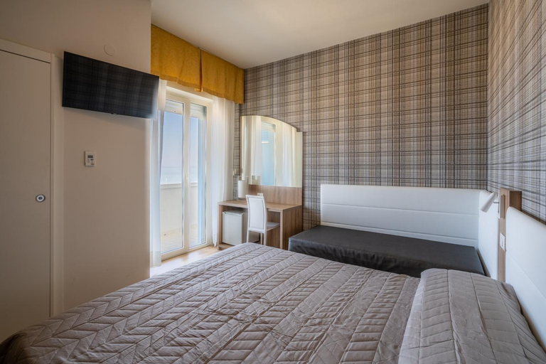 Others 5, Hotel Astor, Rimini