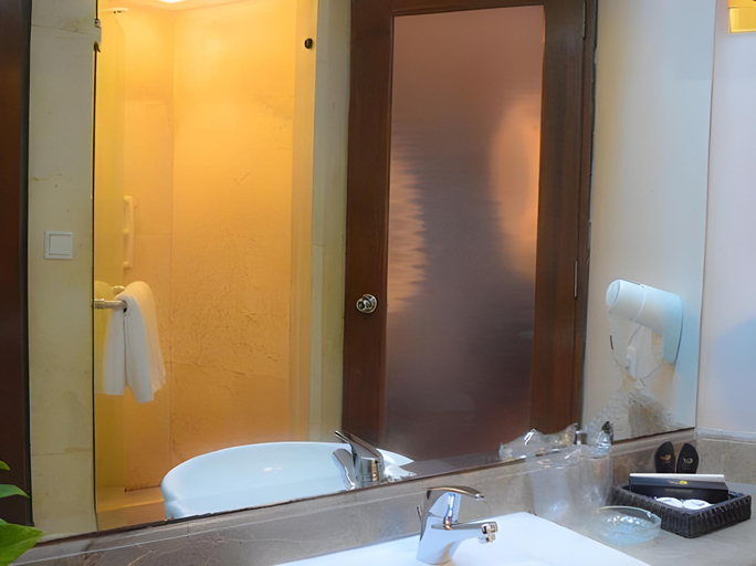 Bathroom 16