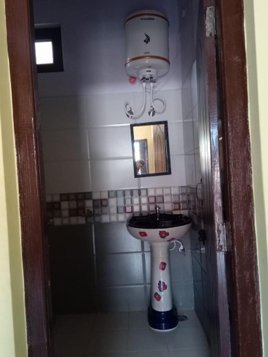 Bathroom 5, Raj palace, Uttarkashi