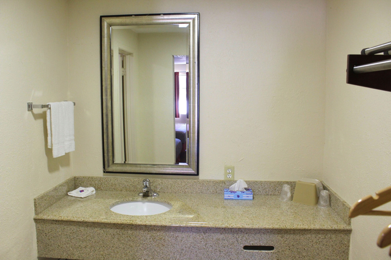 Bathroom 3, Motel 6 Winnie, TX, Chambers