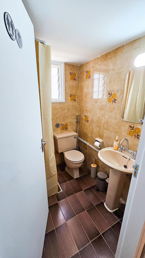 Bathroom, The Lemon Tree Hostel, Larnaca