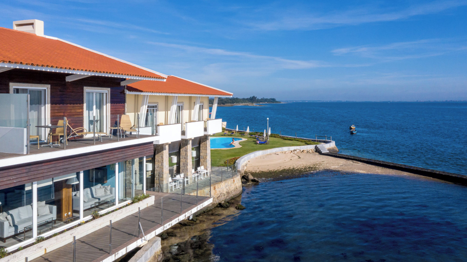 Exterior & Views