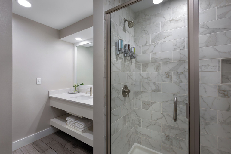 Bathroom 4, Shem Creek Inn, Charleston