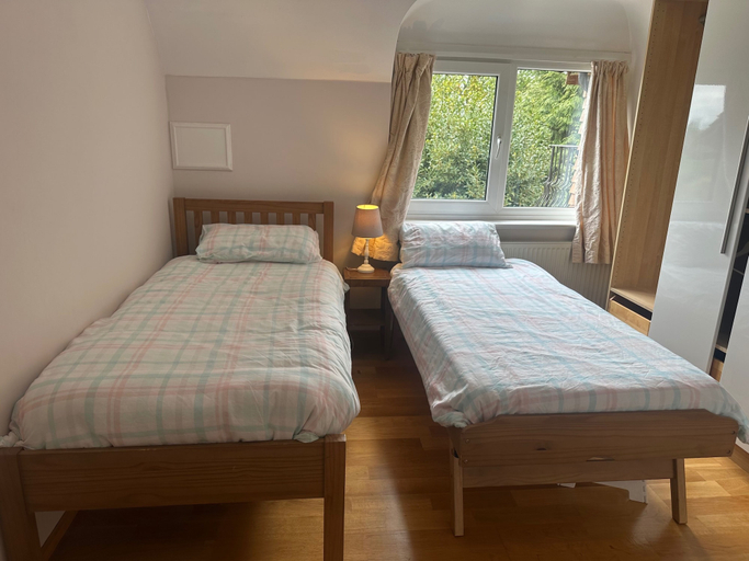 Room 3, Sleeps10/18-parking-garden-pool-hottub-balcony, East Sussex