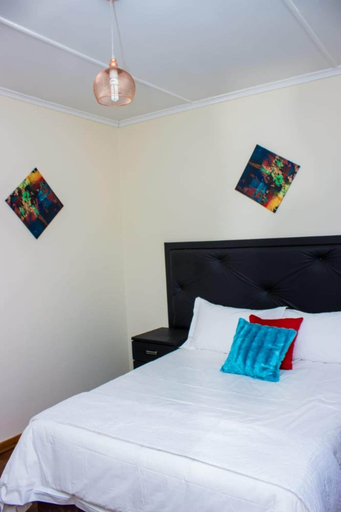 Bedroom 3, Immaculate 3 Bedroomed Guesthouse in Ilanda - 2041, Bulawayo