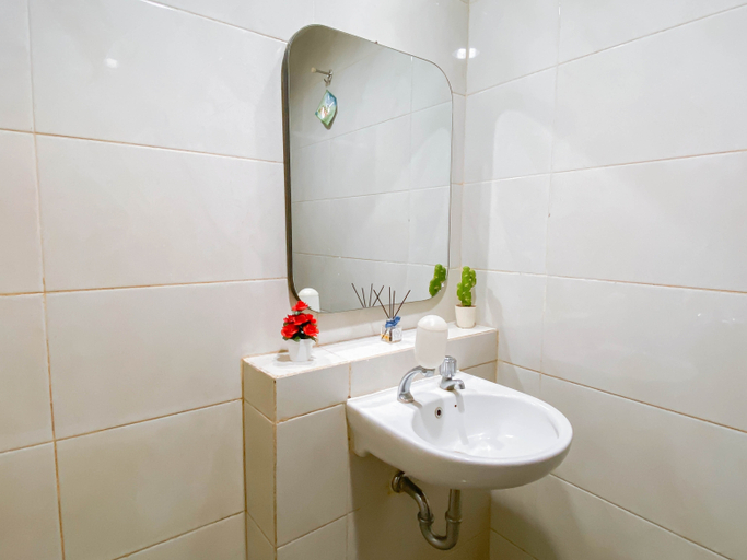 Bathroom 5, Cozy and Modern Style Studio at Grand Dhika City Apartment By Travelio, Bekasi