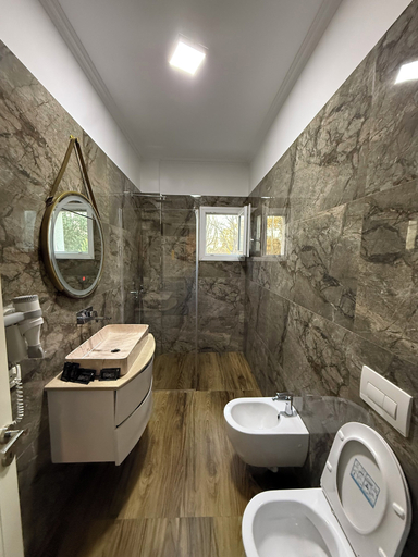 Bathroom 4, Hotel Red Apple, Fierit