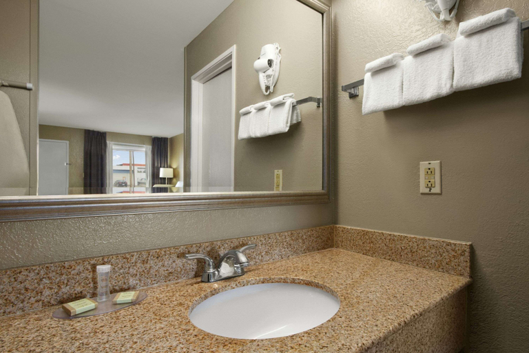 Bathroom 3, Super 8 by Wyndham Tupelo Airport, Lee