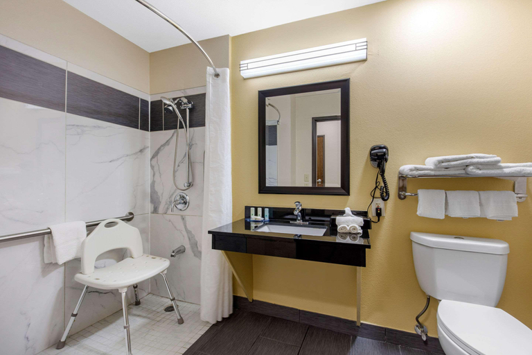 Bathroom 4, Quality Inn Cadiz, Trigg