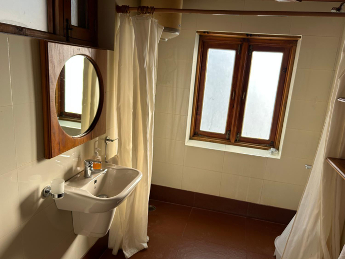 Bathroom 5, Himalayan Kothi Kais, Kullu