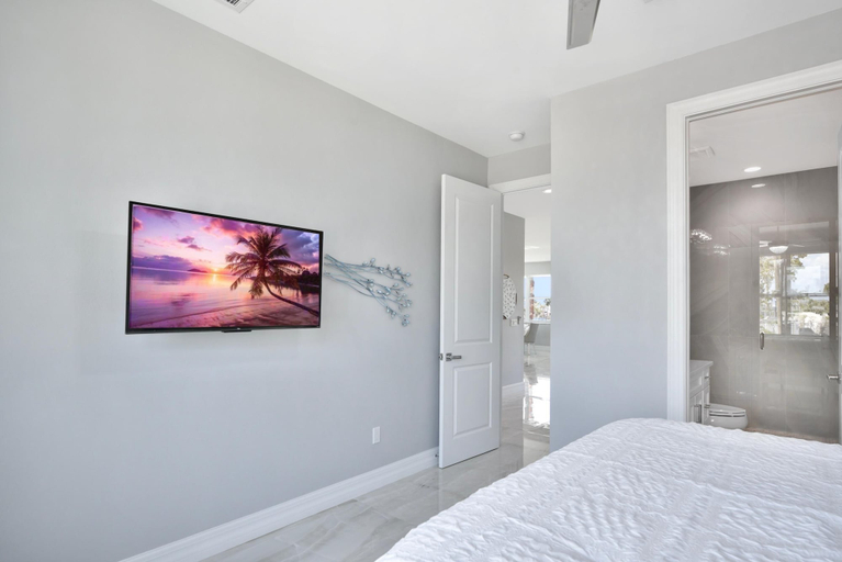 Bedroom 3, Sunsational Sunsets, Lee