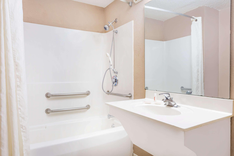 Bathroom 4, Super 8 by Wyndham Greer/Spartanburg Area, Spartanburg