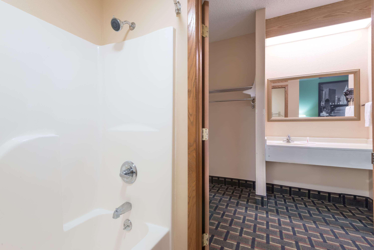 Bathroom 4, Super 8 by Wyndham Mt. Carmel IL, Wabash
