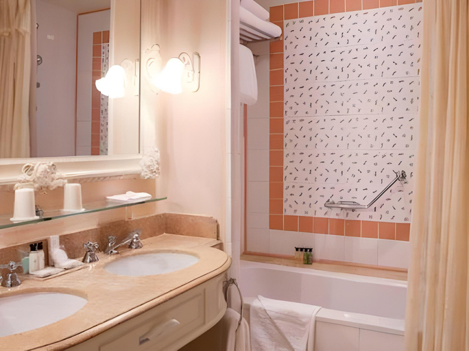 Bathroom 5, Disneyland Hotel, Seine-et-Marne