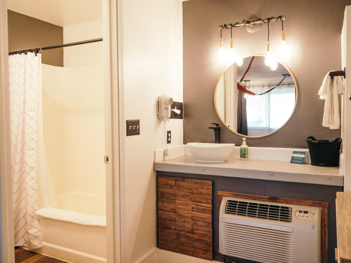Bathroom 4, LOGE Bend, Deschutes