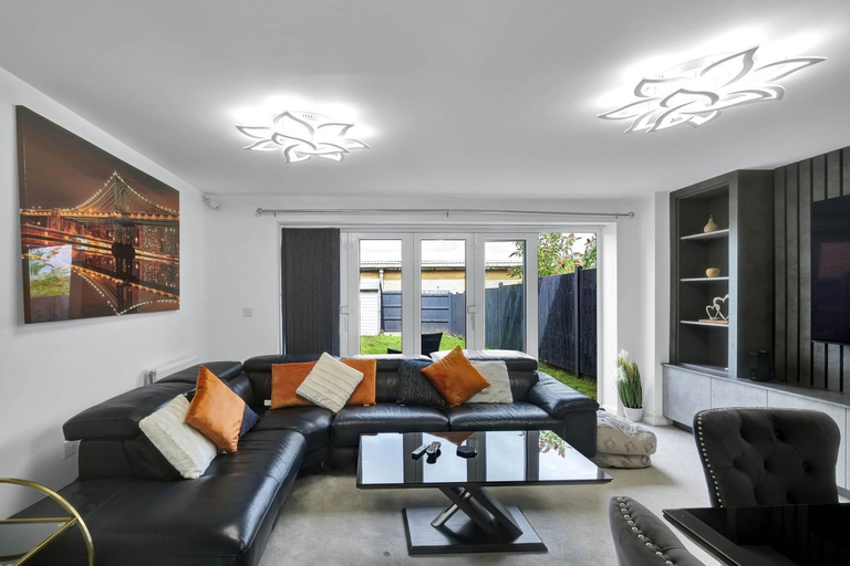 Others 4, Three  Bedroom and 2 Bathroom House with Balcony, Windsor and Maidenhead
