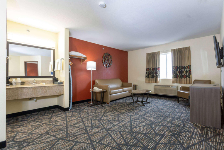 Bedroom 3, Super 8 by Wyndham Big Rapids, Mecosta