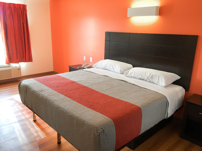 Bedroom 3, Motel 6 Peoria, IL, Peoria