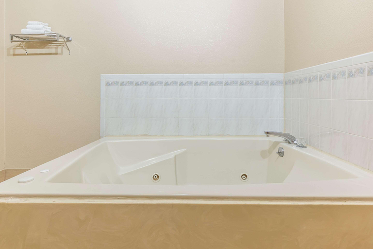Bathroom 4, Quality Inn Mount Vernon, Il, Jefferson