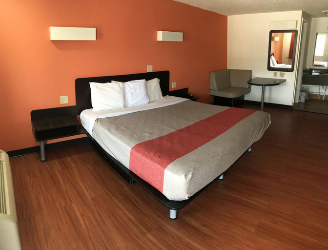 Bedroom 4, Motel 6 Troutville, VA, Botetourt