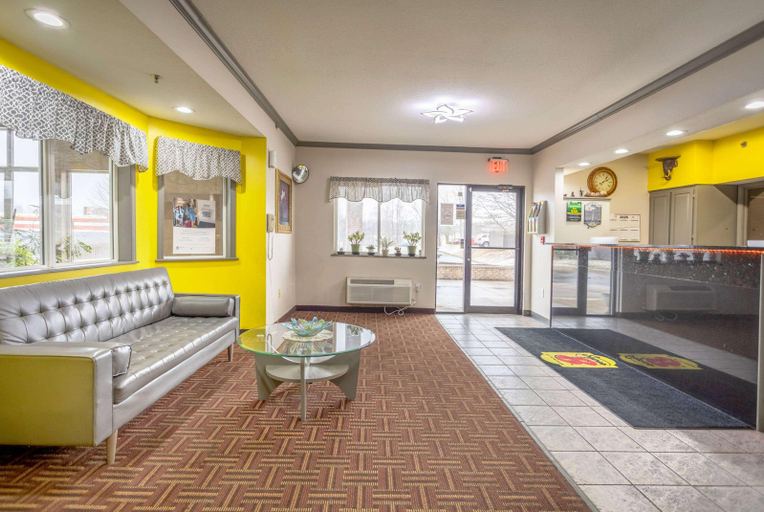 Public Area 2, Super 8 by Wyndham Big Rapids, Mecosta