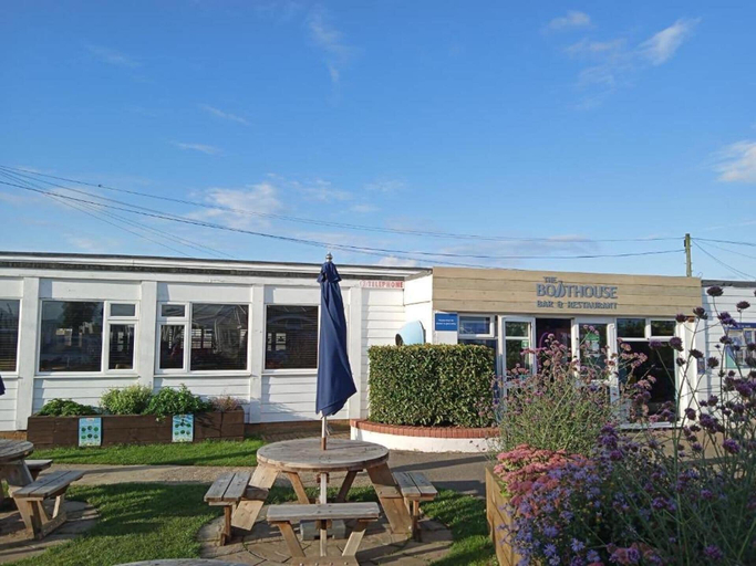 Outdoor dining, 8 Guests - Swimming Pool - 1min to the Beach, Cambridgeshire